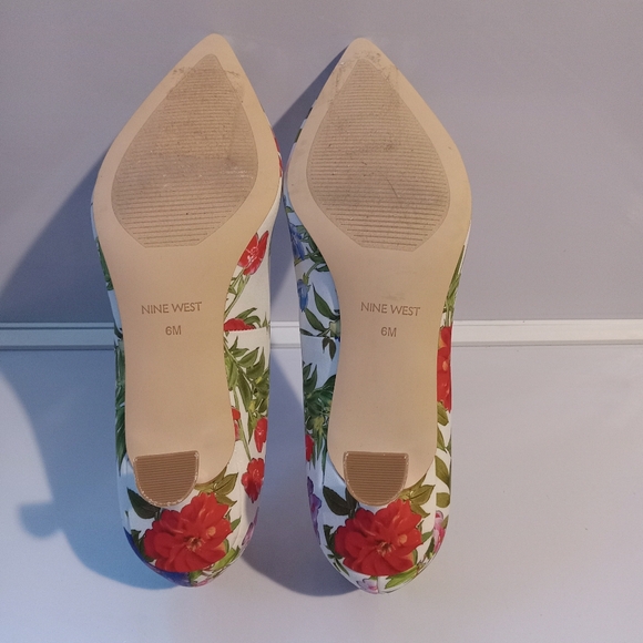 Nine West Ariella 2 pump in the Blue Bouquet Floral Multi color Size 6‎ - Picture 4 of 6